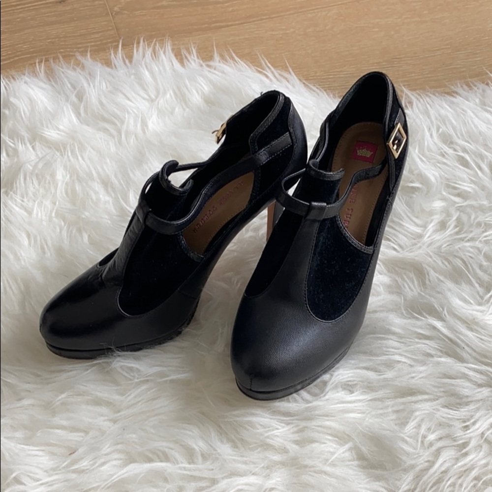 Elaine Turner black booties